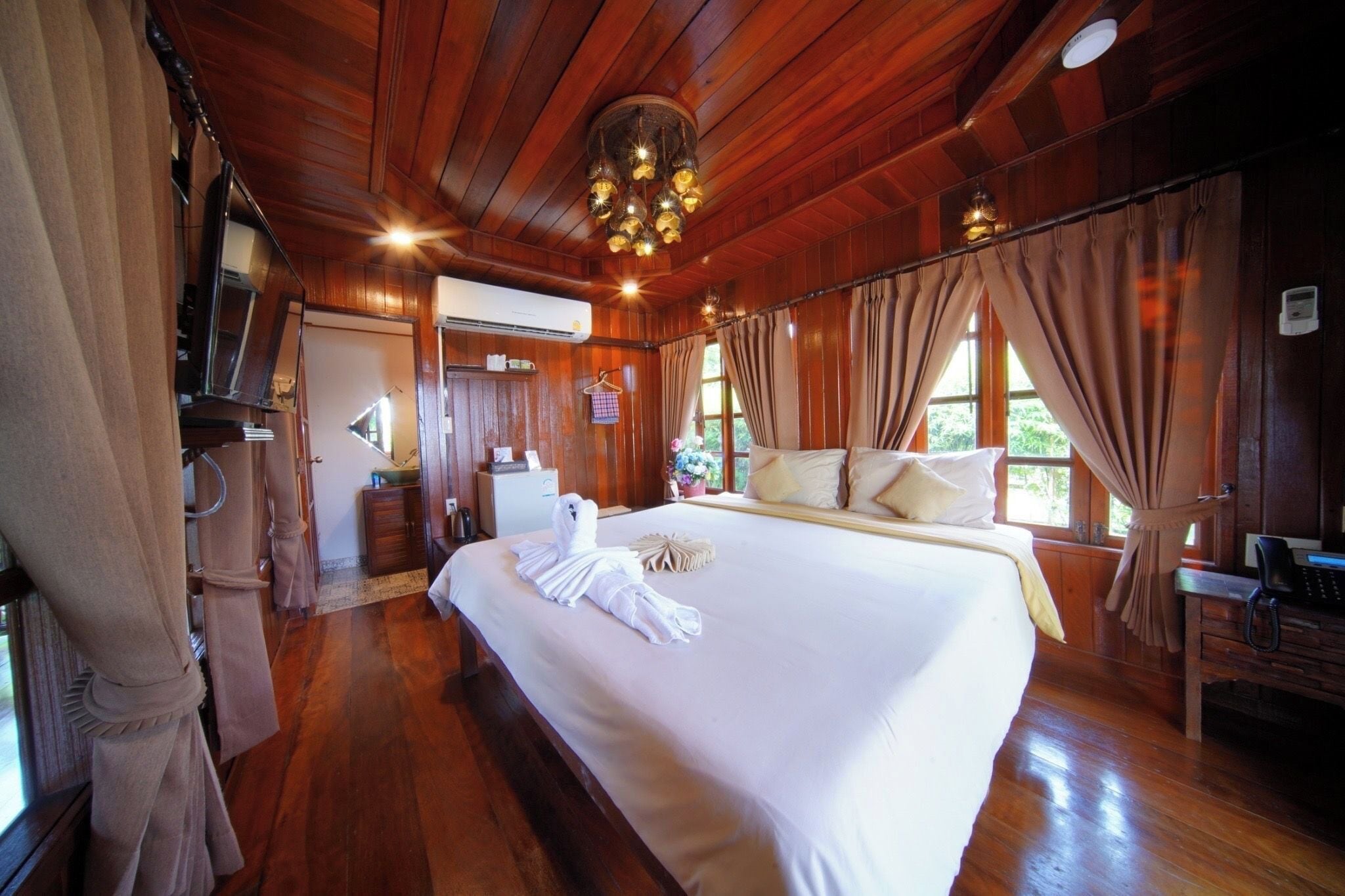 Premium bedding, in-room safe, desk, laptop workspace