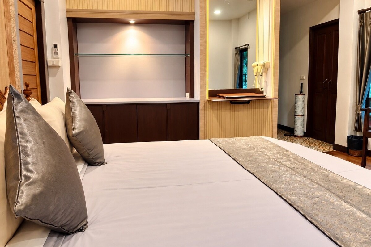 Deluxe Room, 1 King Bed, Garden View | Premium bedding, in-room safe, laptop workspace, free WiFi