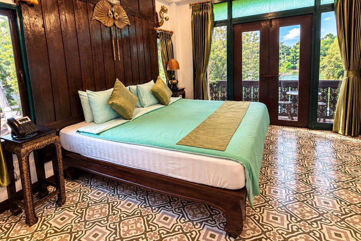 Deluxe Room, 1 King Bed, Pool Access