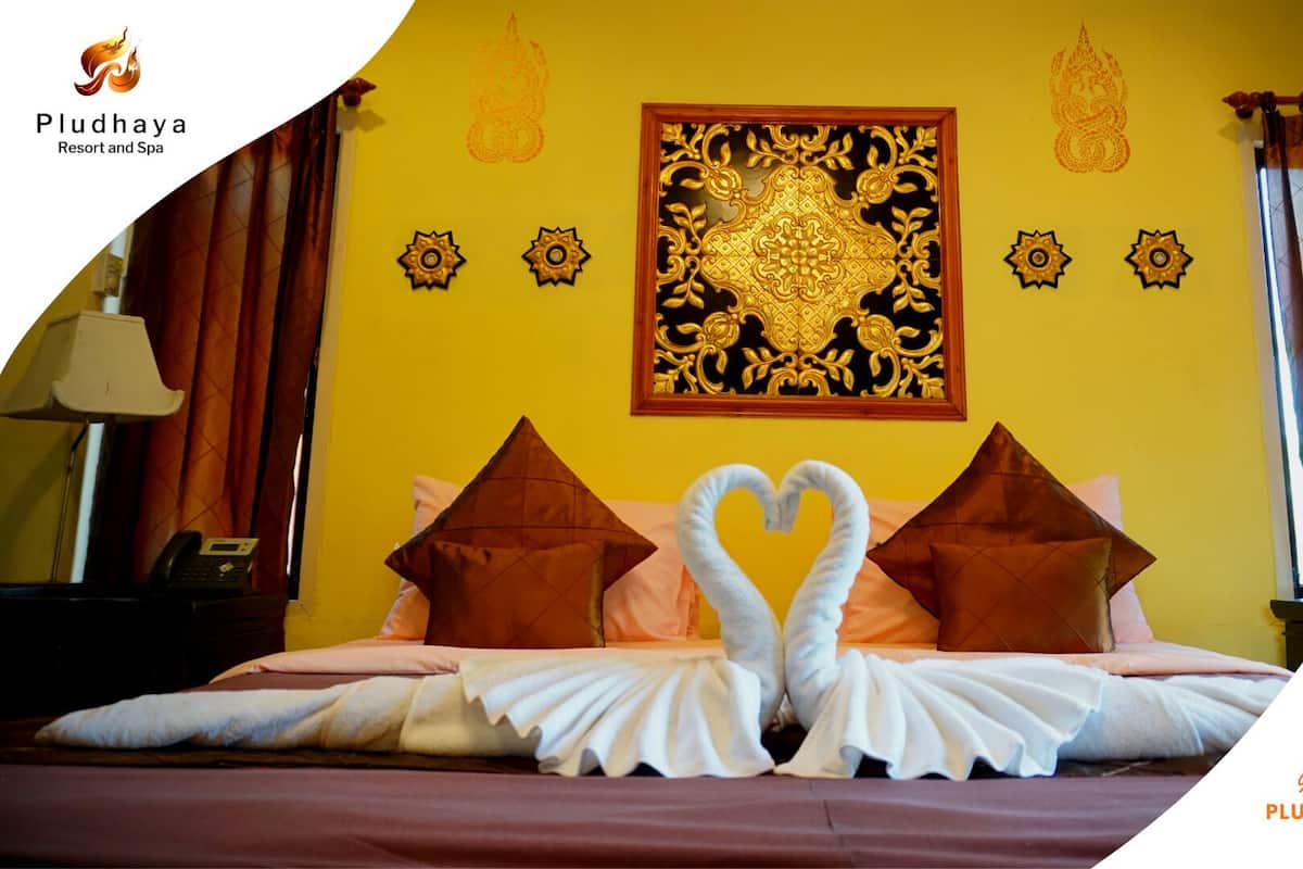 Grand Suite, Canal View | Premium bedding, in-room safe, desk, laptop workspace