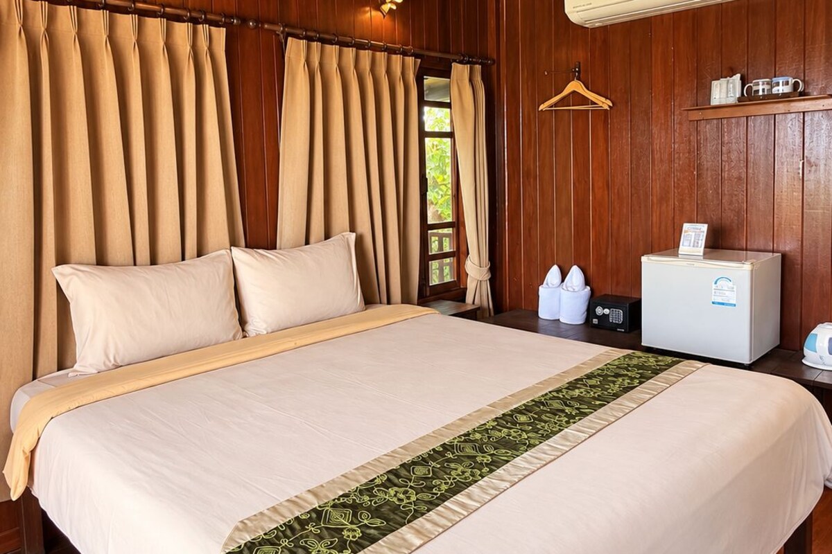 Superior Room, 1 King Bed | Premium bedding, in-room safe, laptop workspace, free WiFi