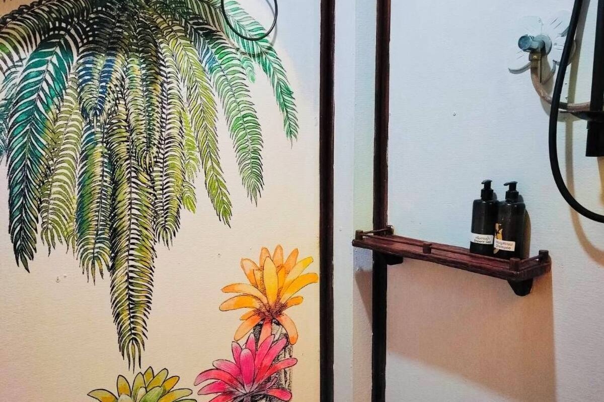 Suite Grand, vistas al complejo turístico | Baño | Ducha y bañera combinadas y artículos de higiene personal gratuitos