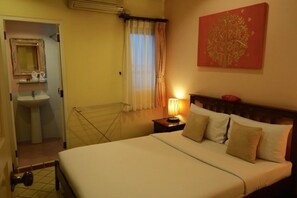 Desk, rollaway beds, free WiFi - Bunthomstan Guesthouse (Chiang Mai)