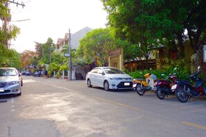 Exterior - Bunthomstan Guesthouse (Chiang Mai)