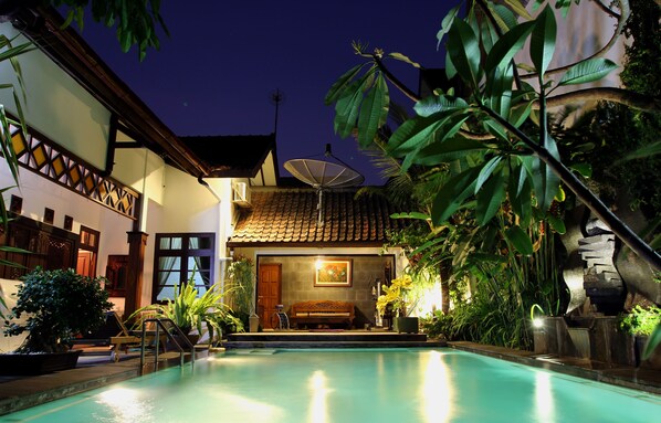 Outdoor pool - Griya Yunika Homestay (Yogyakarta)