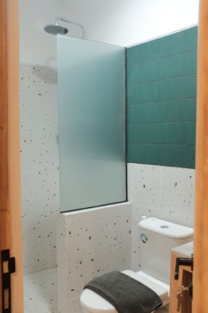 Family Room | Bathroom | Shower, free toiletries, bidet, towels - Griya Yunika Boutique Hotel  (Yogyakarta)