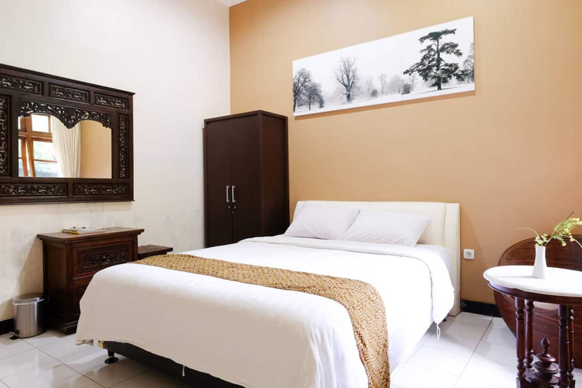 Desk, free WiFi, bed sheets
