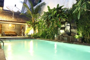 Outdoor pool - Griya Yunika Homestay (Yogyakarta)
