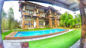 Außenpool, Liegestühle