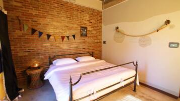 Desk, soundproofing, rollaway beds, free WiFi