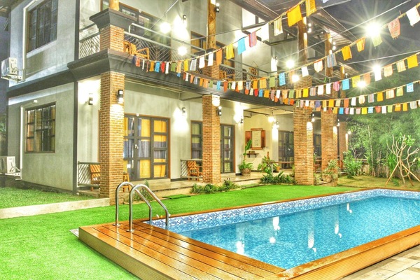 Outdoor pool, sun loungers