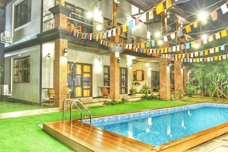 Alberca al aire libre y camastros