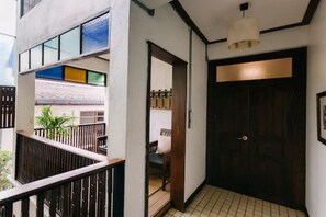 Tweepersoonskamer, voor 1 persoon | Woonruimte | Een 28-inch flatscreentelevisie met kabelzenders en televisie