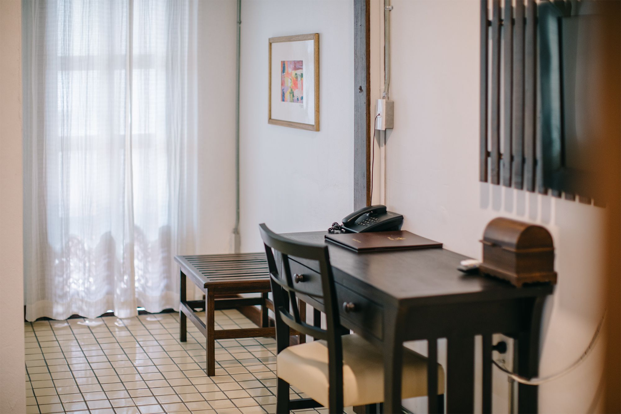 junior suite, 1 queen bed | in-room business centre