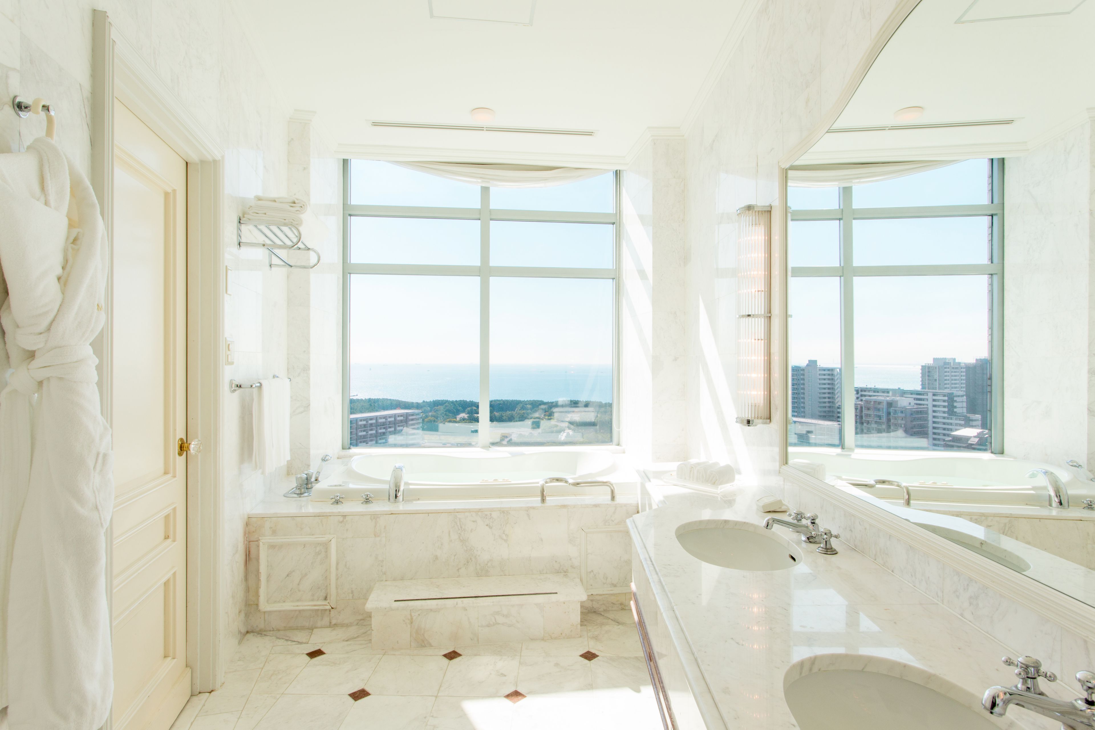 combined shower/bathtub, deep-soaking bathtub, free toiletries