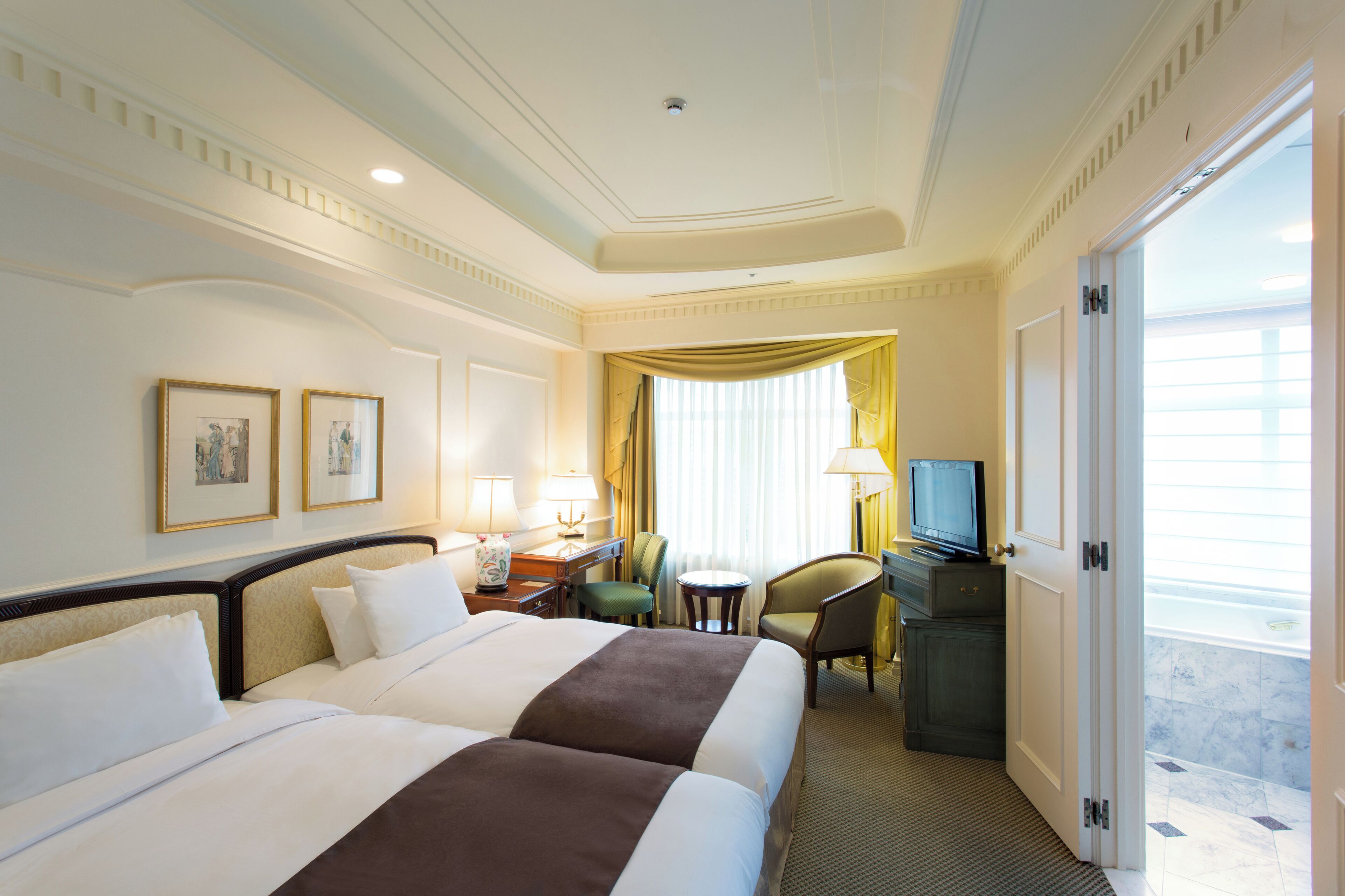 hollywood twin room, manhattan standard, non smoking (30 sqm) | in-room safe, desk, blackout curtains, iron/ironing board