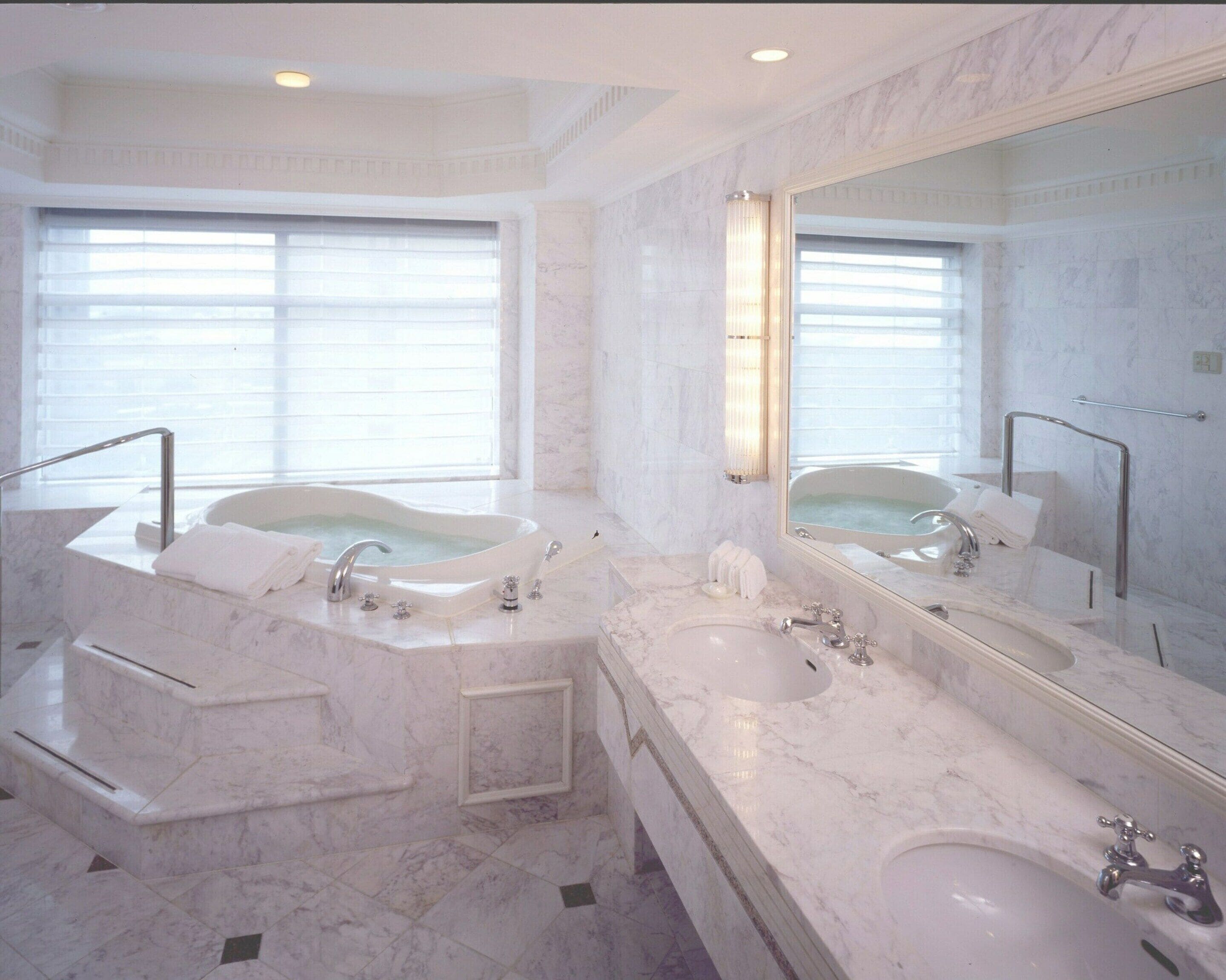 combined shower/bathtub, deep-soaking bathtub, free toiletries