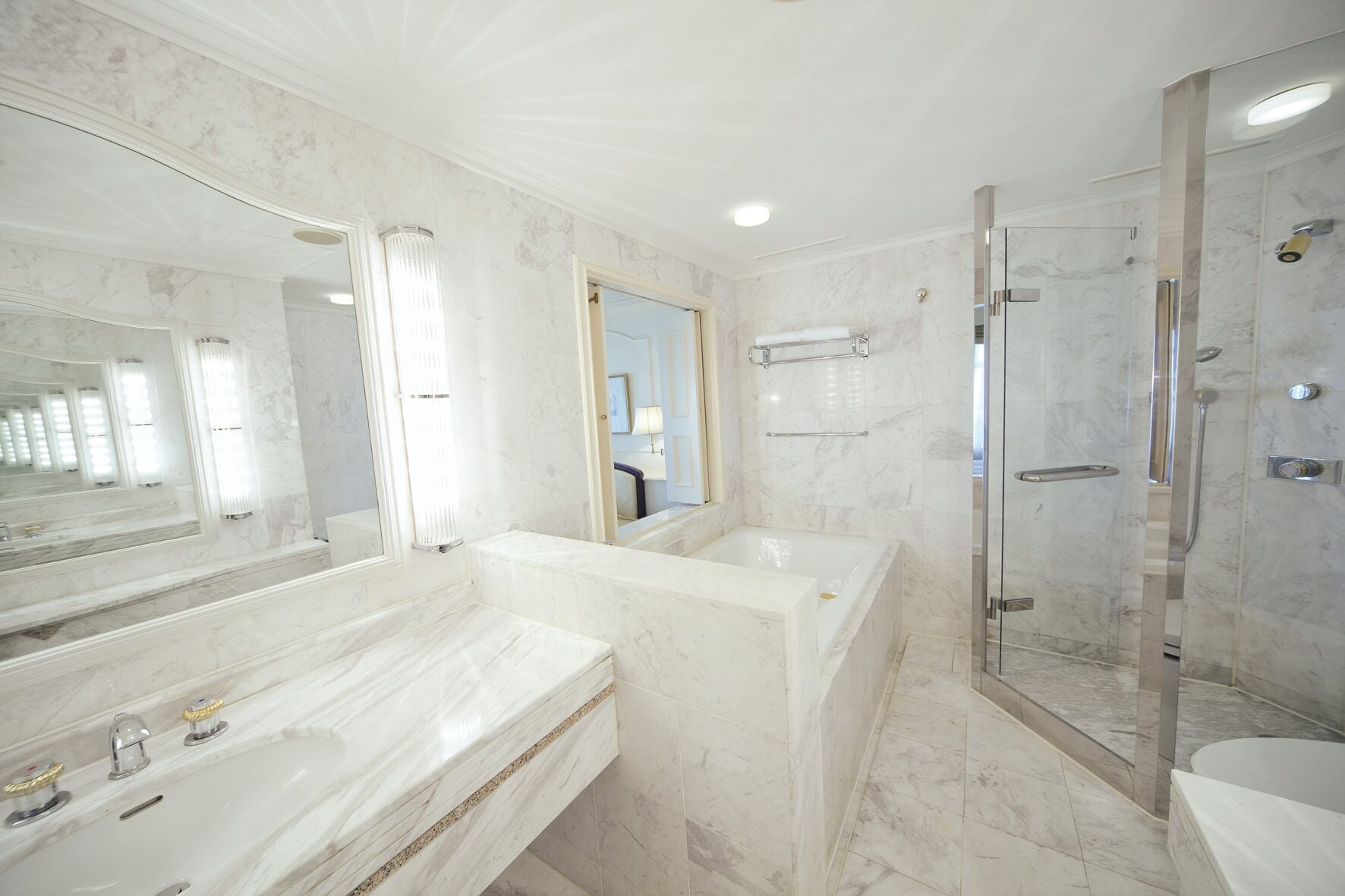 combined shower/bathtub, deep-soaking bathtub, free toiletries