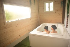 Maison Familiale (Private Kids House with Spa) | Bain à remous privé