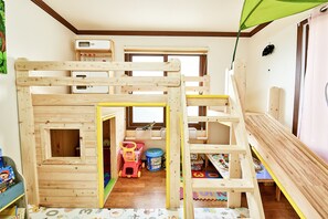 Casa familiare (Private Kids House with Spa) | Con stile personalizzato, con arredamento individuale, una scrivania