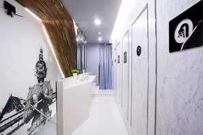 Dusche, kostenlose Toilettenartikel, Haartrockner, Hausschuhe
