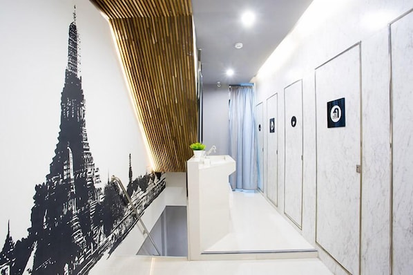 Shower, free toiletries, hair dryer, slippers - Sleeplab Hostel (Bangkok)