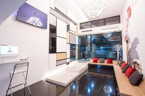 Lobby sitting area - Sleeplab Hostel (Bangkok)