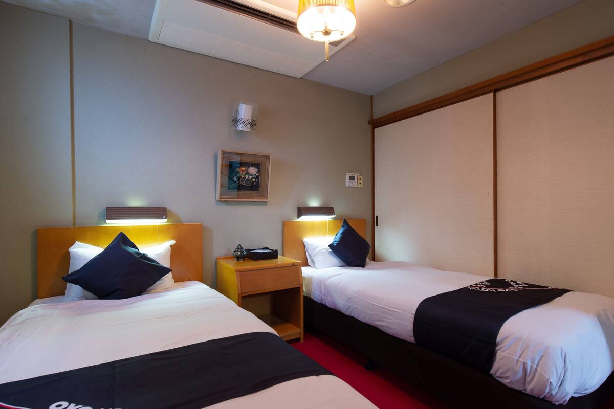 Grande Room - Japanese Western style up to 6 guests, Smoking | In-room safe, desk, WiFi (free), bed sheets