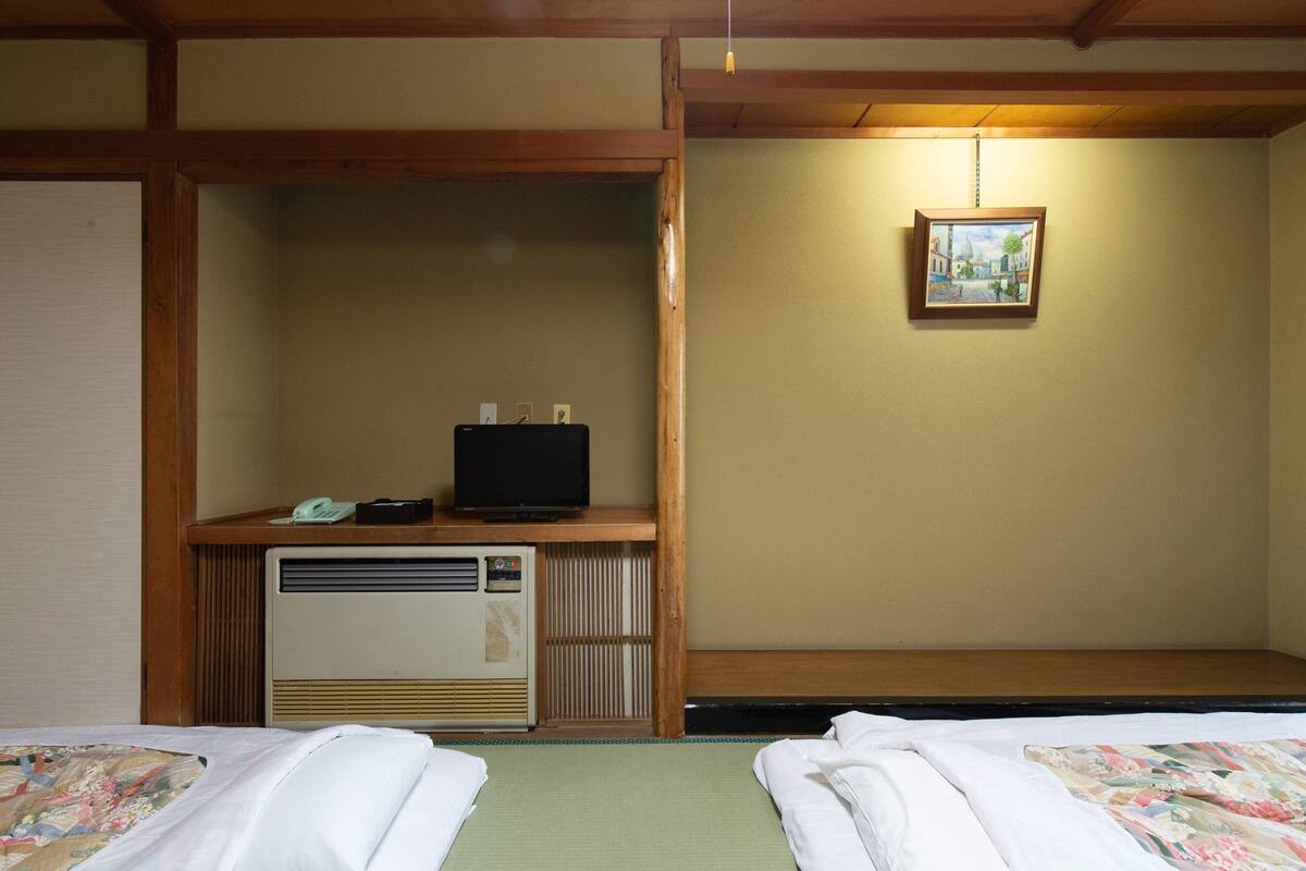 In-room safe, desk, WiFi (free), bed sheets