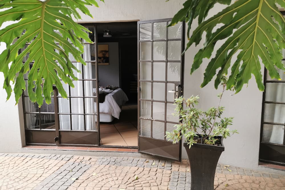 Aerotropolis Guest Lodge