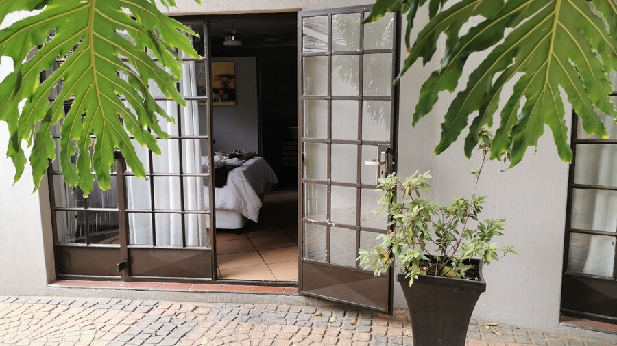 Aerotropolis Guest Lodge