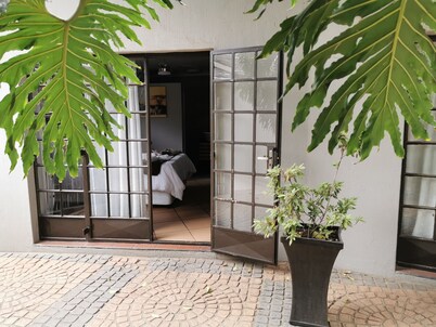 Aerotropolis Guest Lodge