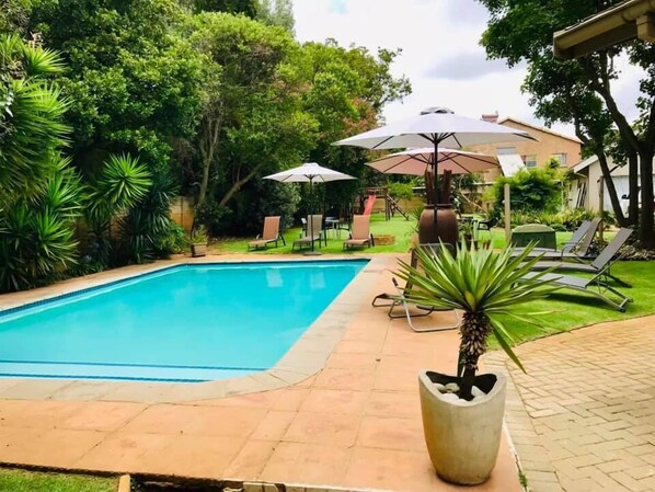 Outdoor pool, pool loungers - Aerotropolis Guest Lodge (Kempton Park)