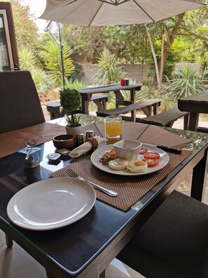 Colazione a pagamento, servita tutte le mattine 