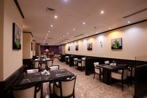 Tägliches kontinentales Frühstück (15 AED pro Person)