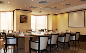 Breakfast, lunch, dinner served; international cuisine 