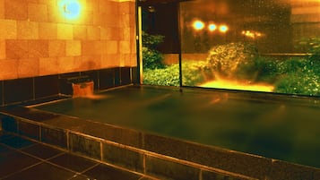 Bañera de hidromasaje cubierta