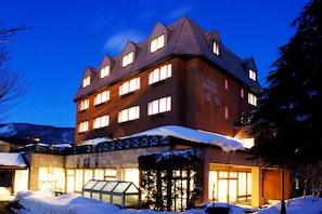 Front of property โ evening/night - Hakuba Hotel Ougiya (Hakuba)
