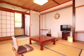 Economy Japanese Style Room - Annex | Living area | Flat-screen TV - Hakuba Hotel Ougiya (Hakuba)
