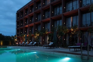 Outdoor pool, sun loungers