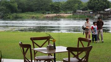 Se sirven desayunos y cocina tailandesa