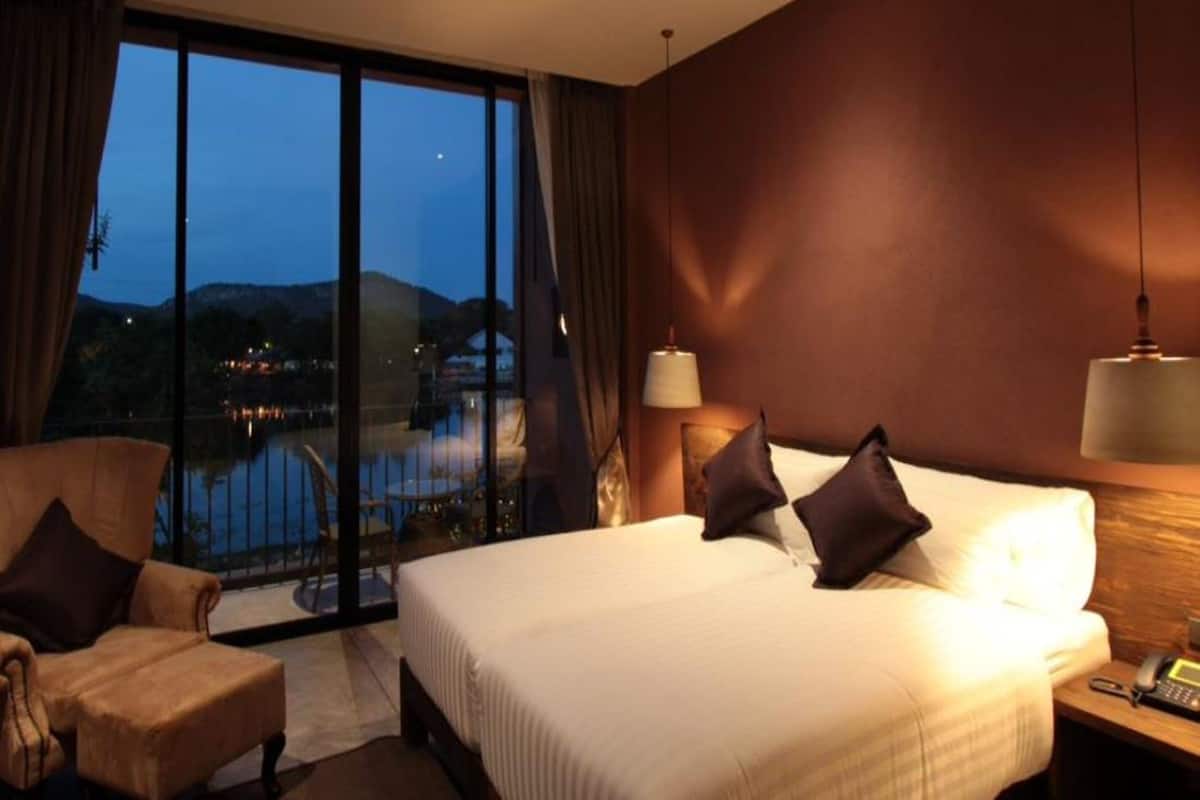 Deluxe River View Room | Sängtillbehör av högsta kvalitet, minibar och skrivbord