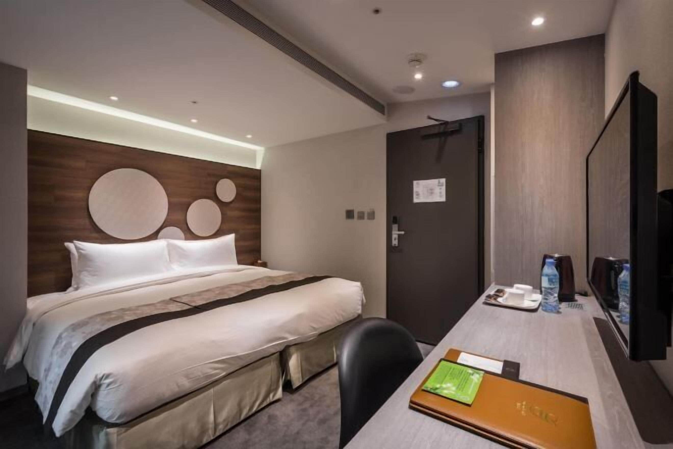 Een bureau, gratis wifi, beddengoed