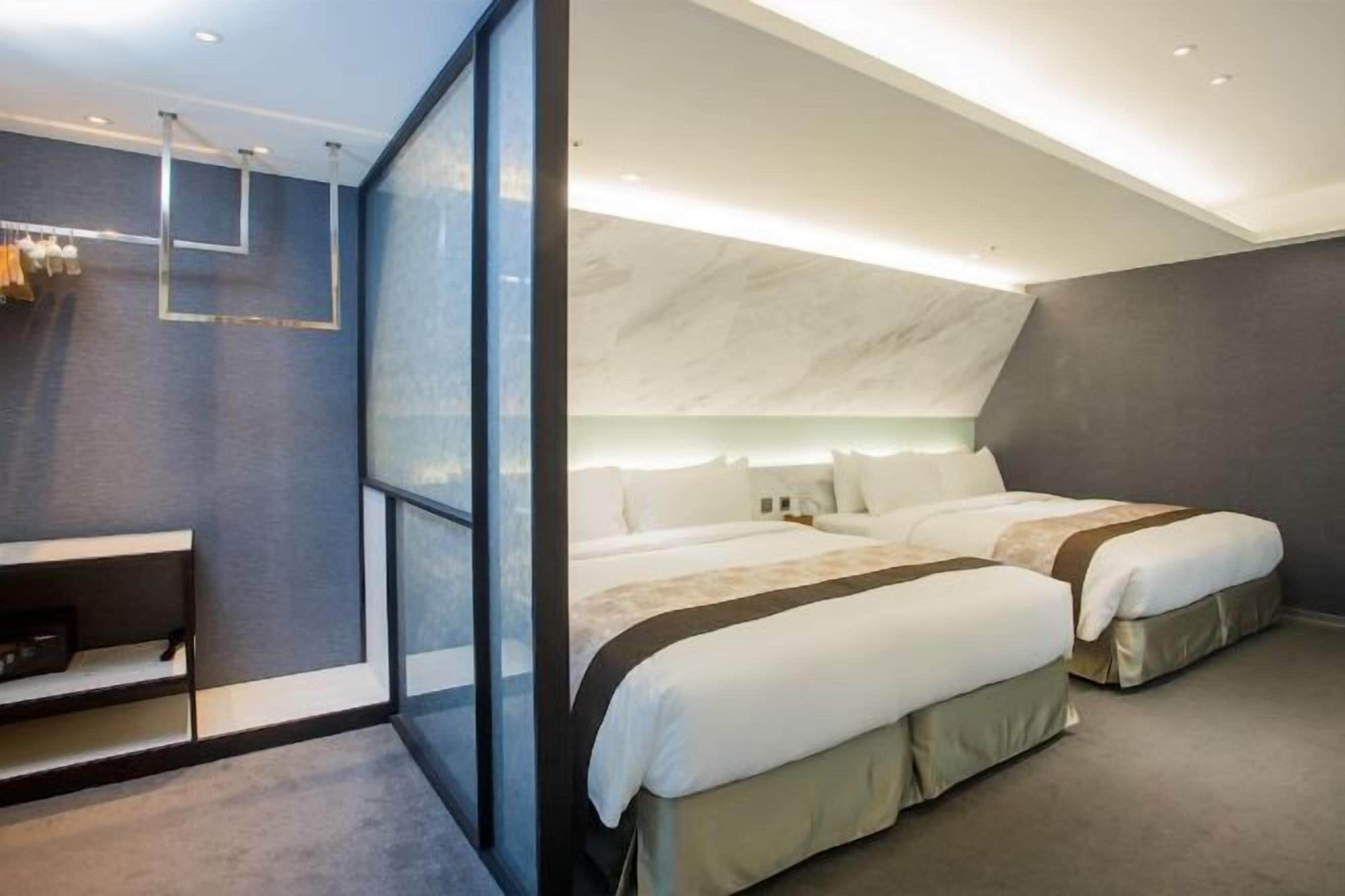 Een bureau, gratis wifi, beddengoed