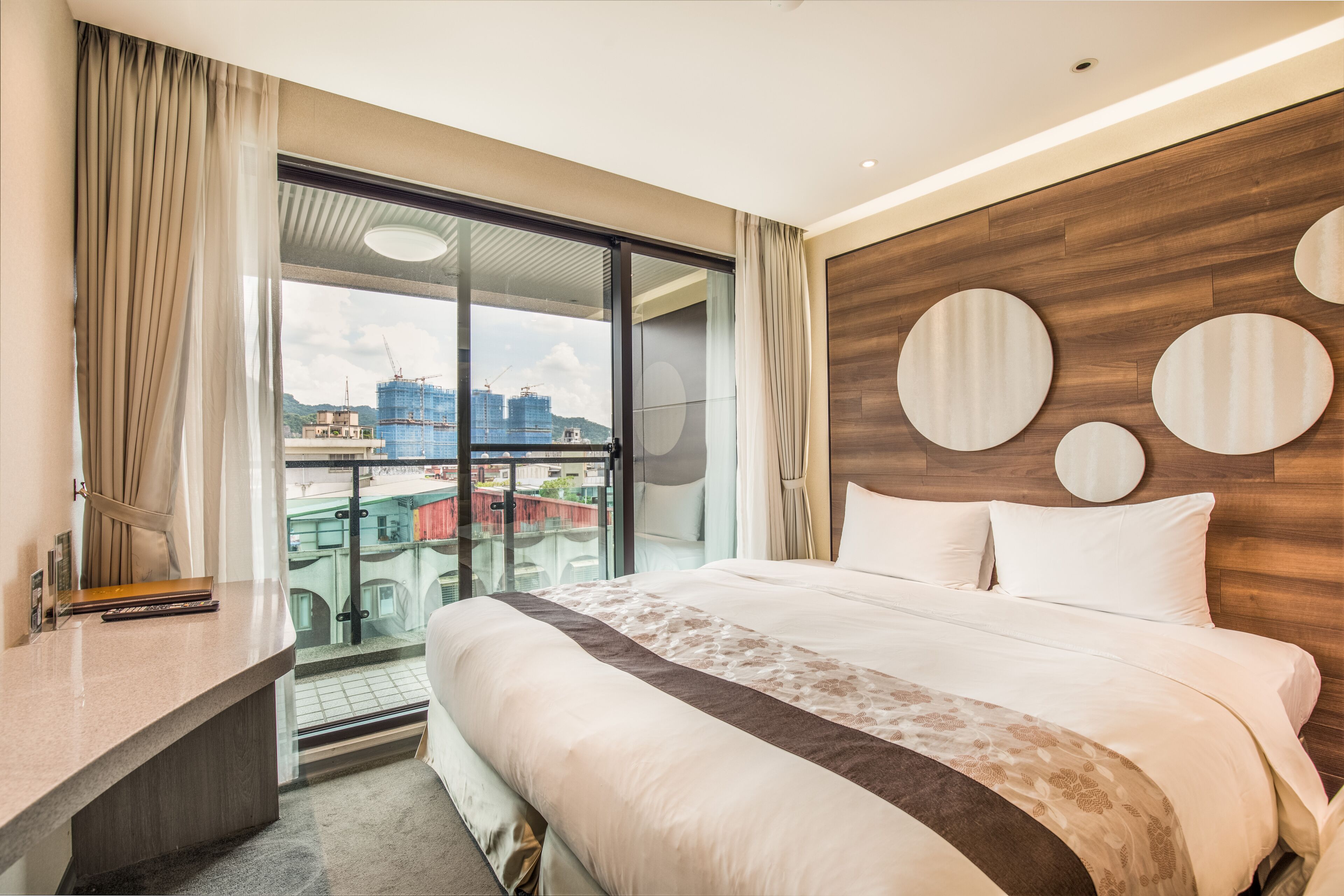 taipei 101 view double room with  extra bed  | desk, free wifi, bed sheets