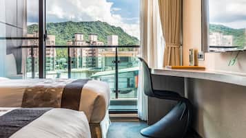 Taipei 101 View Twin Room | Desk, free WiFi, bed sheets