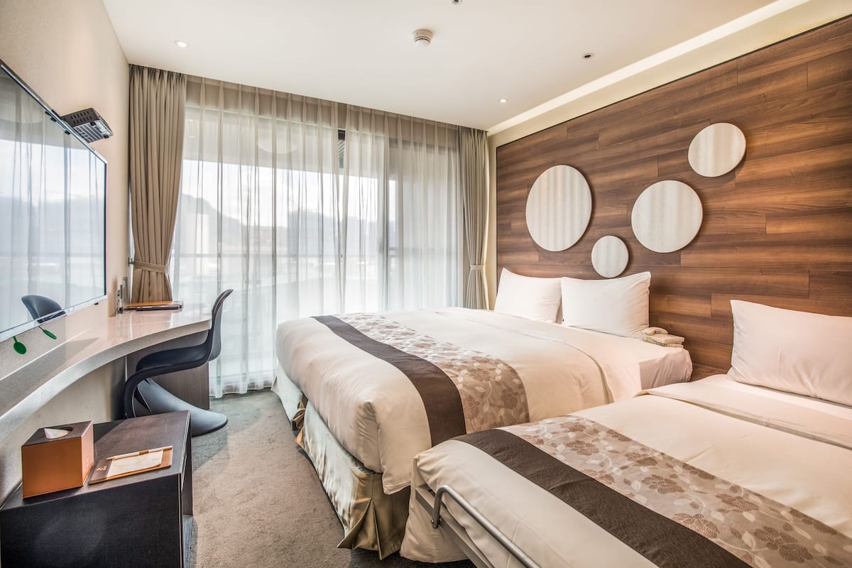 Quarto triplo panorâmico, vista para a cidade | Escrivaninha, Wi-Fi de cortesia, roupa de cama