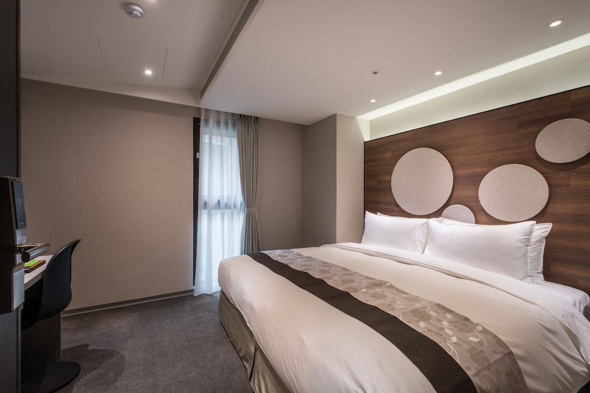 Desk, WiFi (free), bed sheets