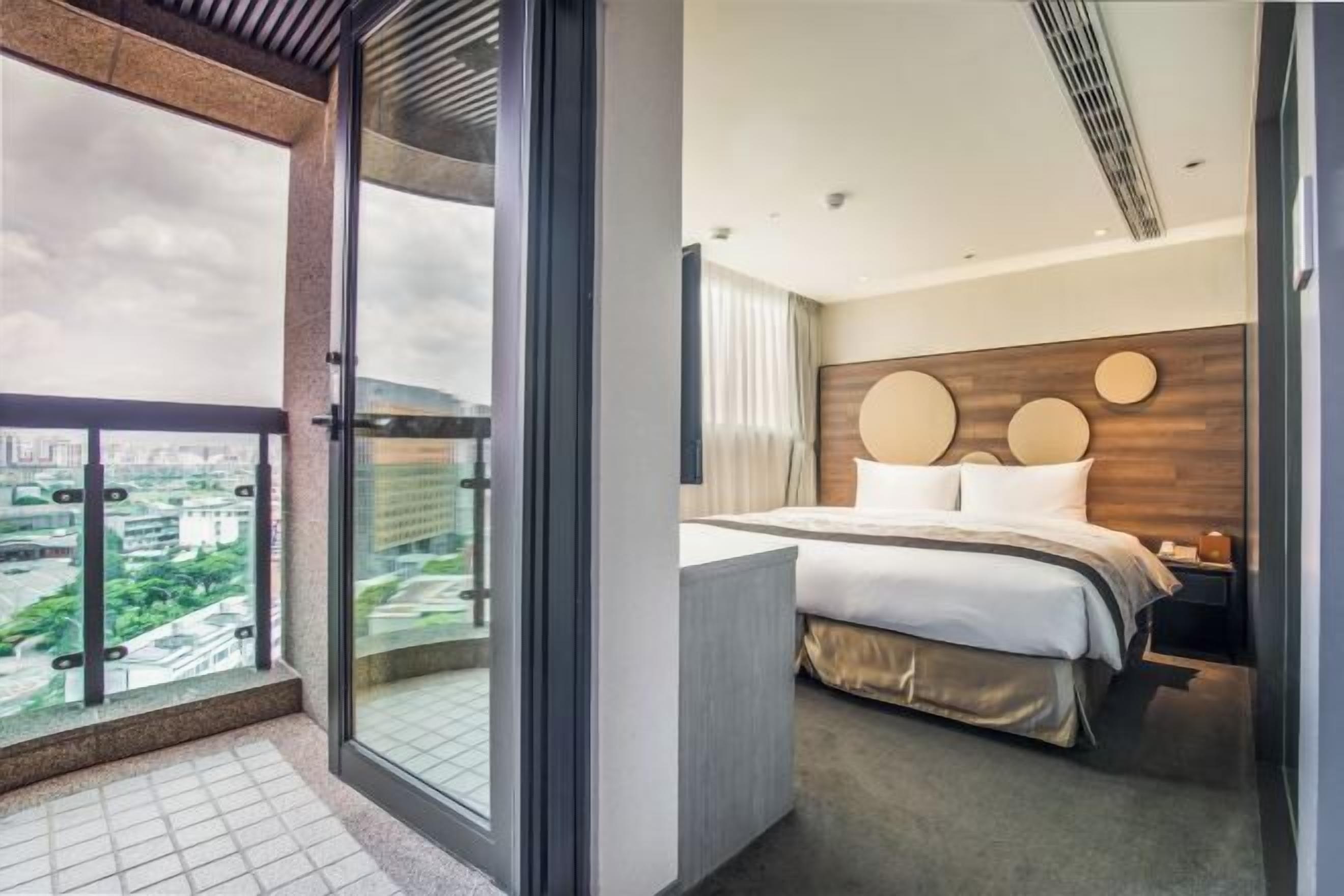 Een bureau, gratis wifi, beddengoed