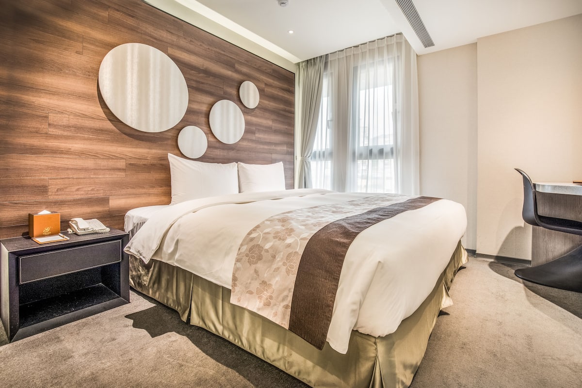 Quarto casal superior | Escrivaninha, Wi-Fi de cortesia, roupa de cama